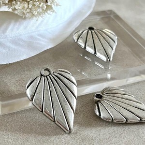 【2個】CCBアクリルリーフハートシルバーチャーム/歯