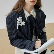 青線に白花が宿る余白：クロップドジャケット《XU0278》