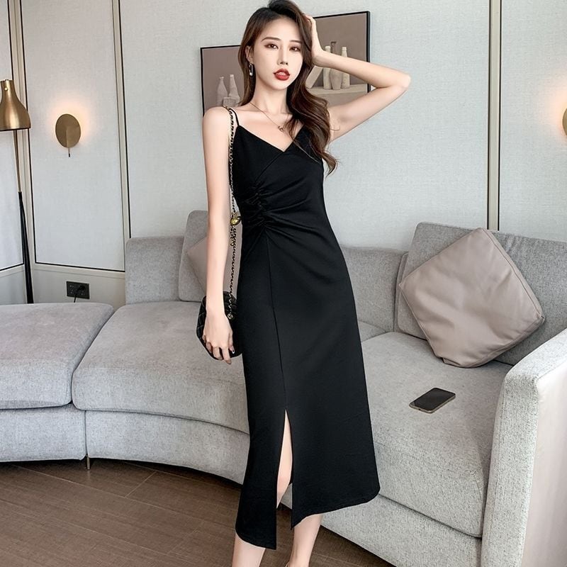 【新作】【送料無料】 韓国スタイルの新しい黒プリーツ V ネックサスペンダードレス女性の夏のスリットハイエンドミッドレングススリムリトルブラックドレス 0238953866935