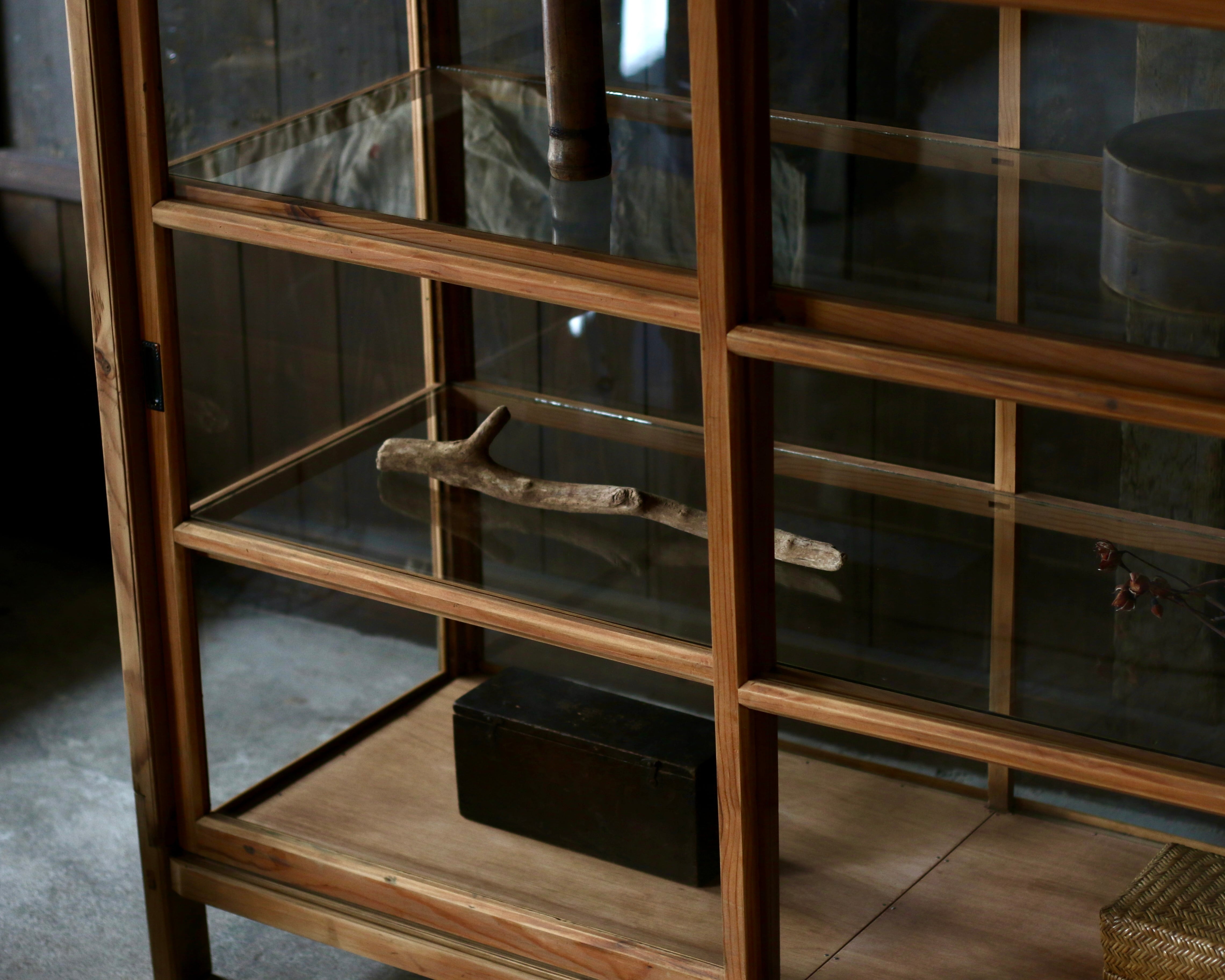 ガラスショーケース《古家具 飾り棚》 | Rem Remake Furniture