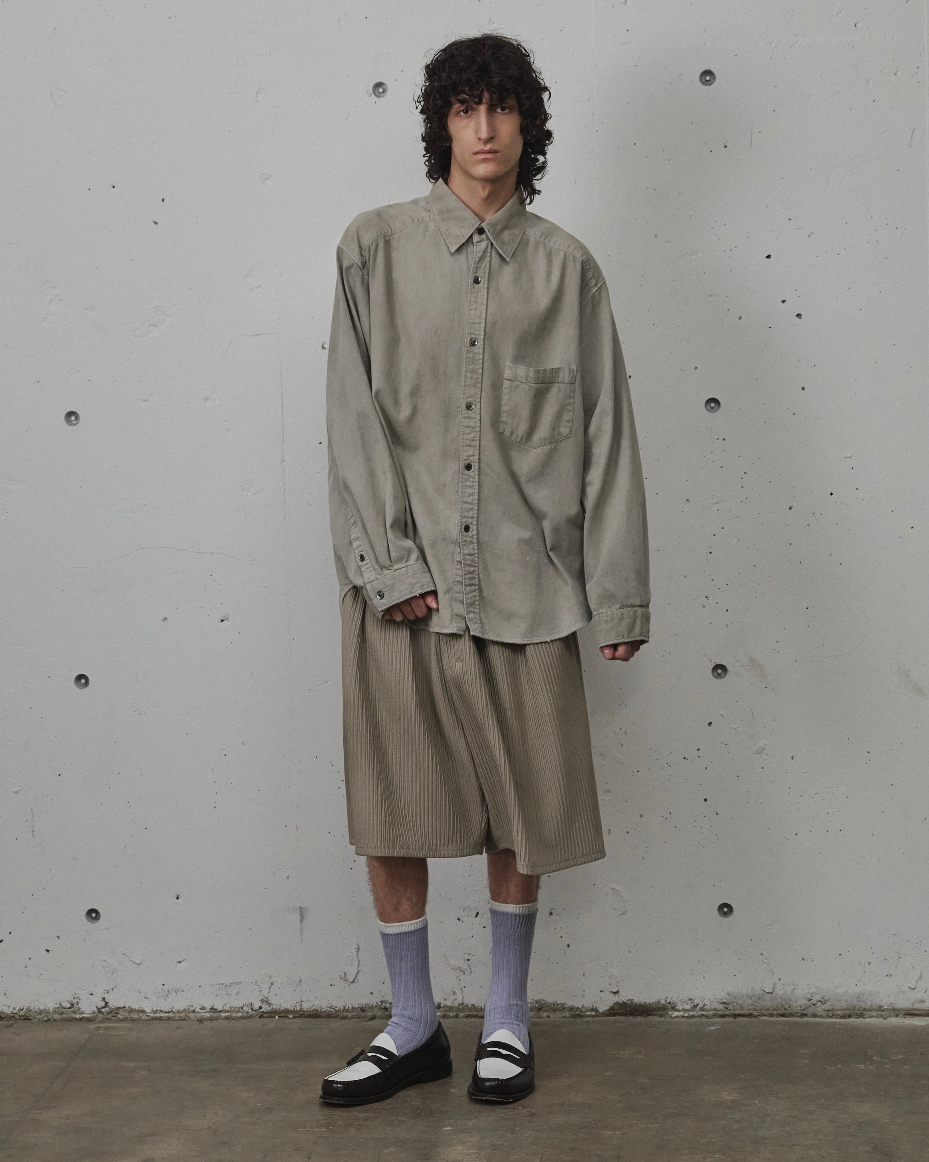 ANCELLM / WRINKLED STRIPE TUCK SHORT PANTS (GREIGE) | THE MODERN AGE