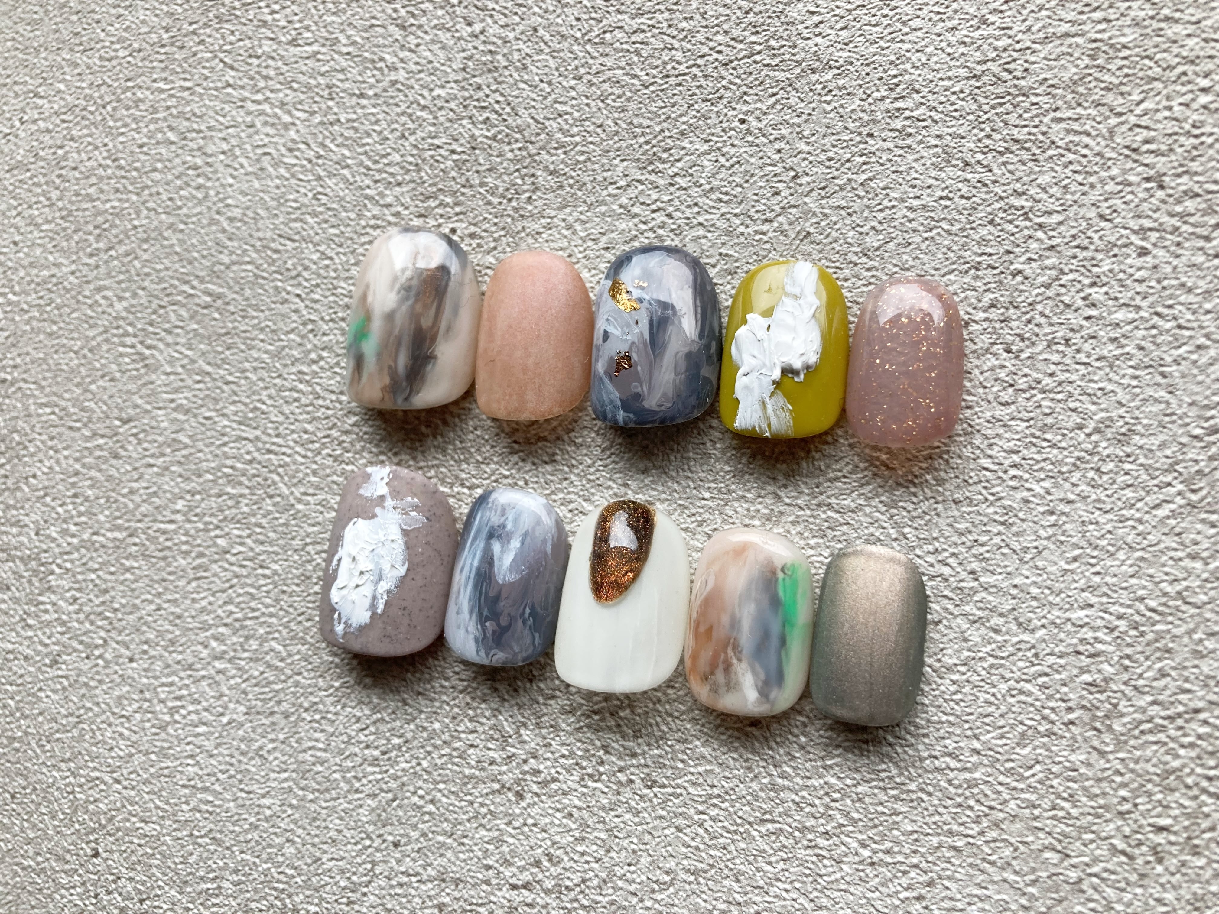 ホワイトモカ×ピスタチオ×ホワイトアートのカラフルネイルチップ