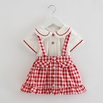 チェックのサス付きスカート＆半袖トップス