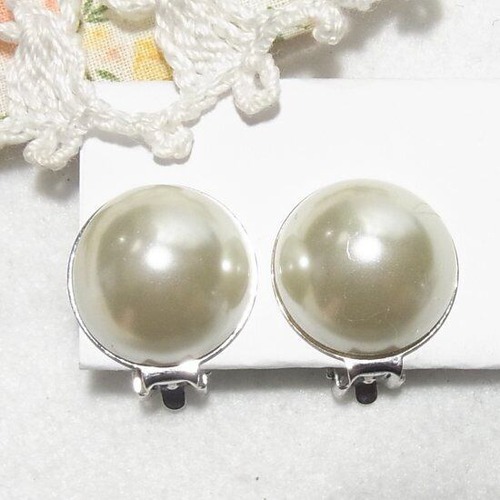 白いドーム形イヤリング　  アクセサリー卸値以下でセール　K1881E