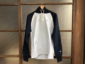 CHAMPION REVERSE WEAVE SCRIPT LOGO HOODIE (HEATHER GREY/DARK NAVY)