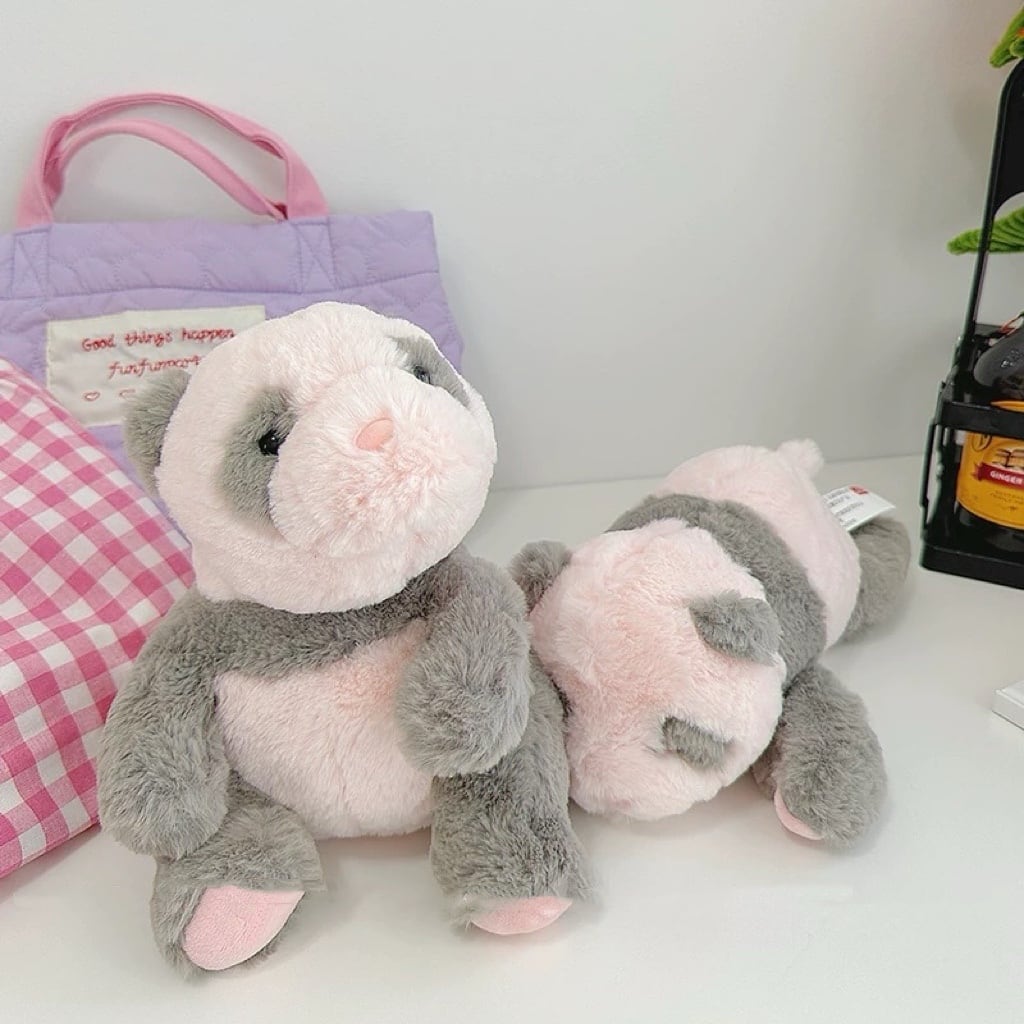 ,ほんのりピンクの肌色が魅力の赤ちゃんパンダぬいぐるみ