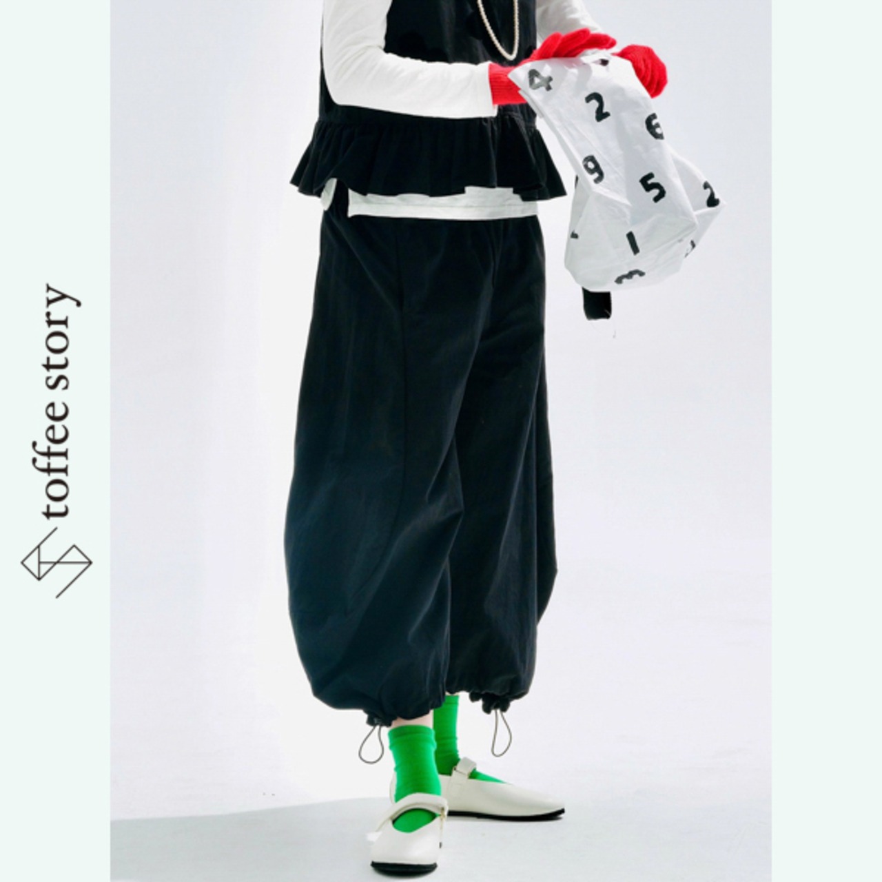 黒バルーンシルエットのアートパンツ《i0768》