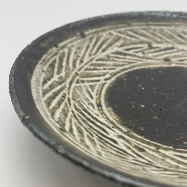 『八田 亨』黒三島手6寸皿　2110100206429