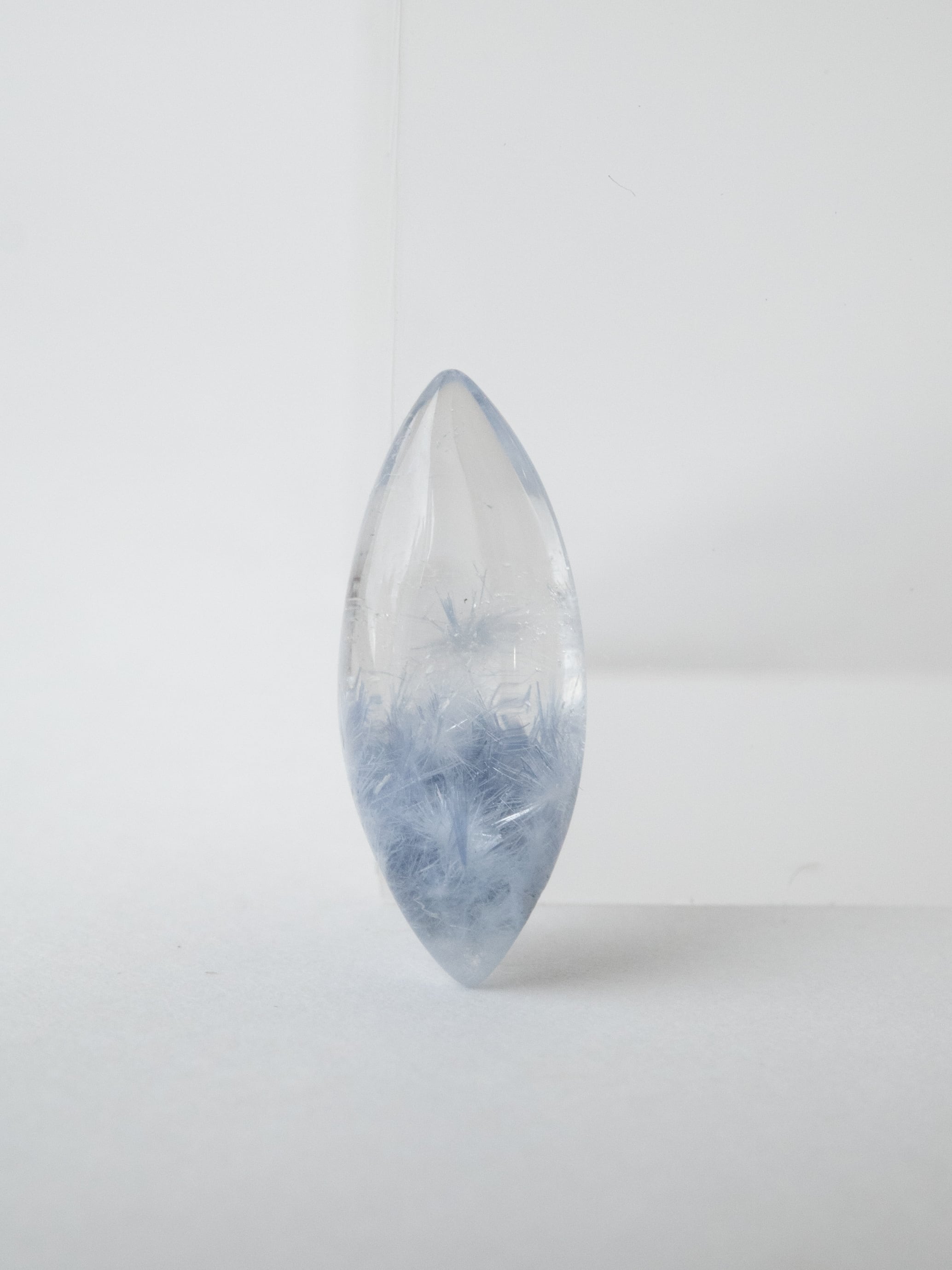 デュモルチェライトインクォーツ デュモルチェライトインクォーツに咲く青い花のヒミツとは