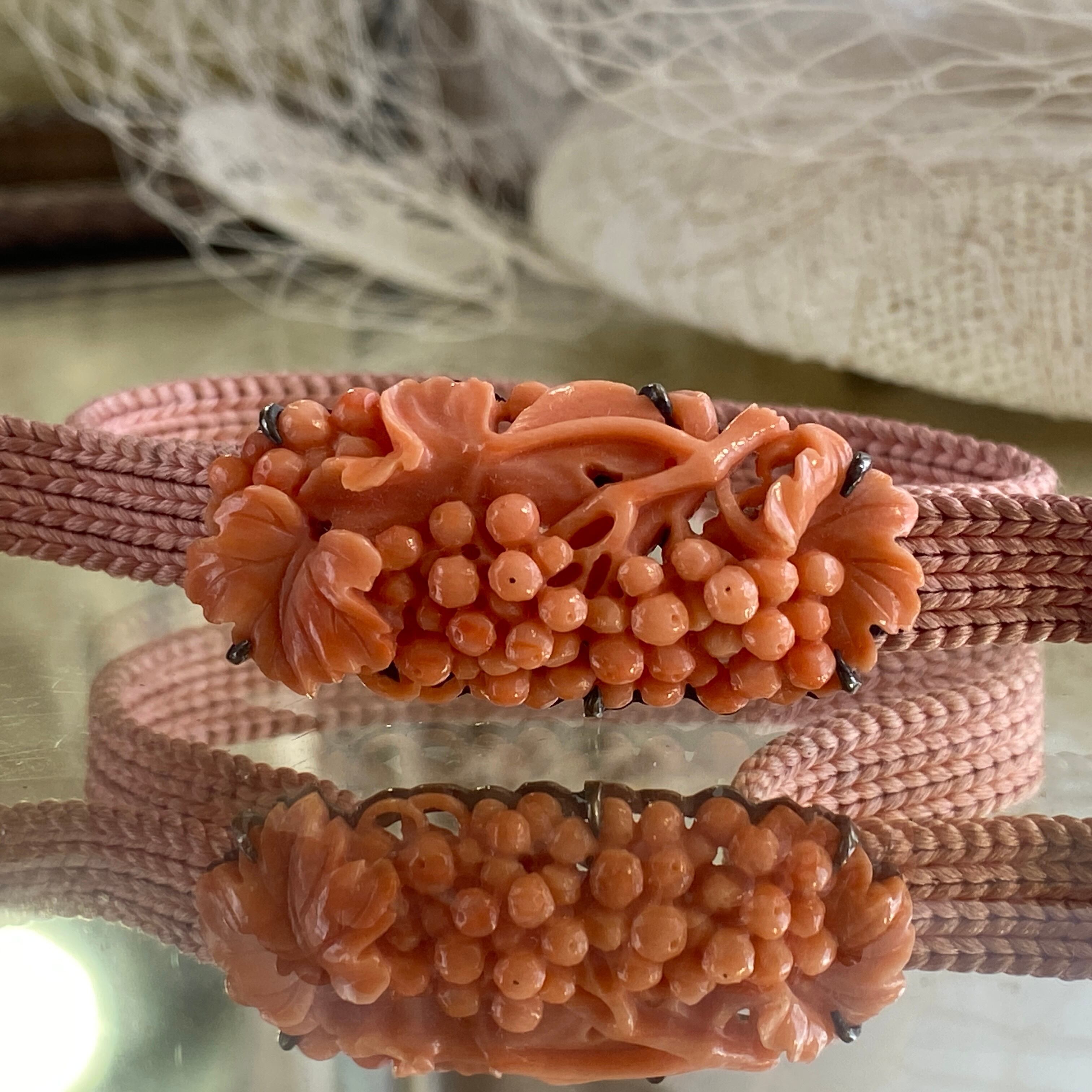 アンティーク　本珊瑚　可憐な葡萄の実の帯留め（時代紐付き）