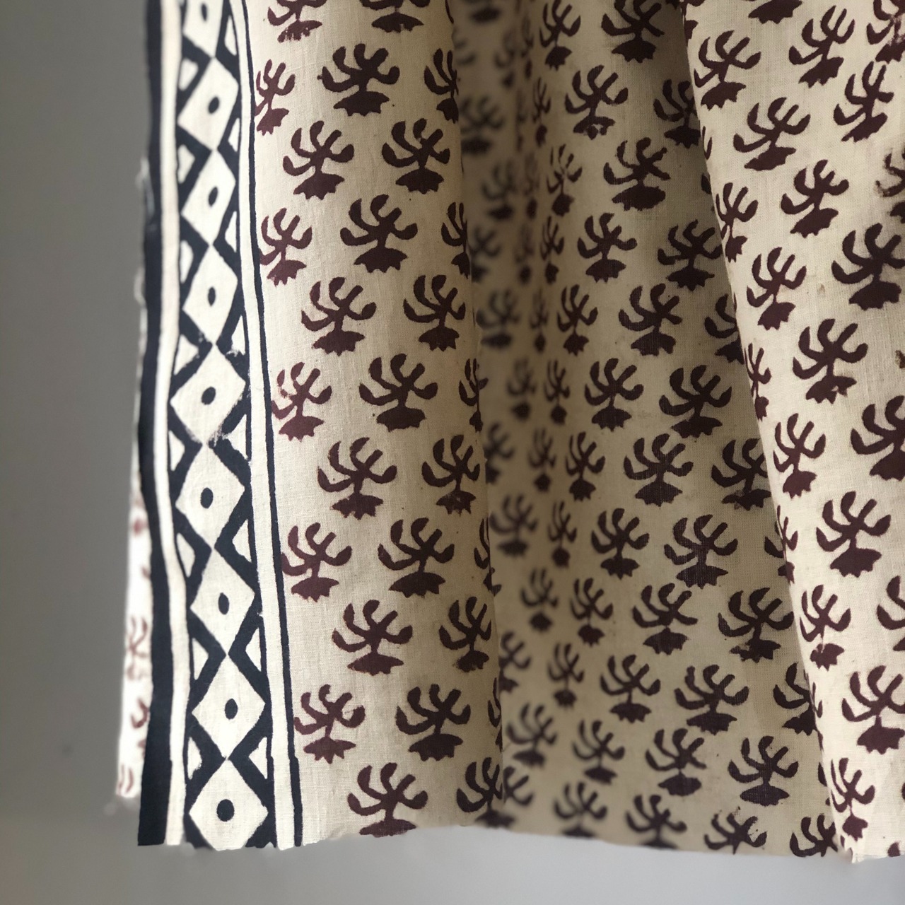 《インド柄 No.16 /生成り 赤・片側黒模様 / コットン》南インドのブロックプリント