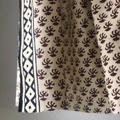 《インド柄 No.16 /生成り 赤・片側黒模様 / コットン》南インドのブロックプリント