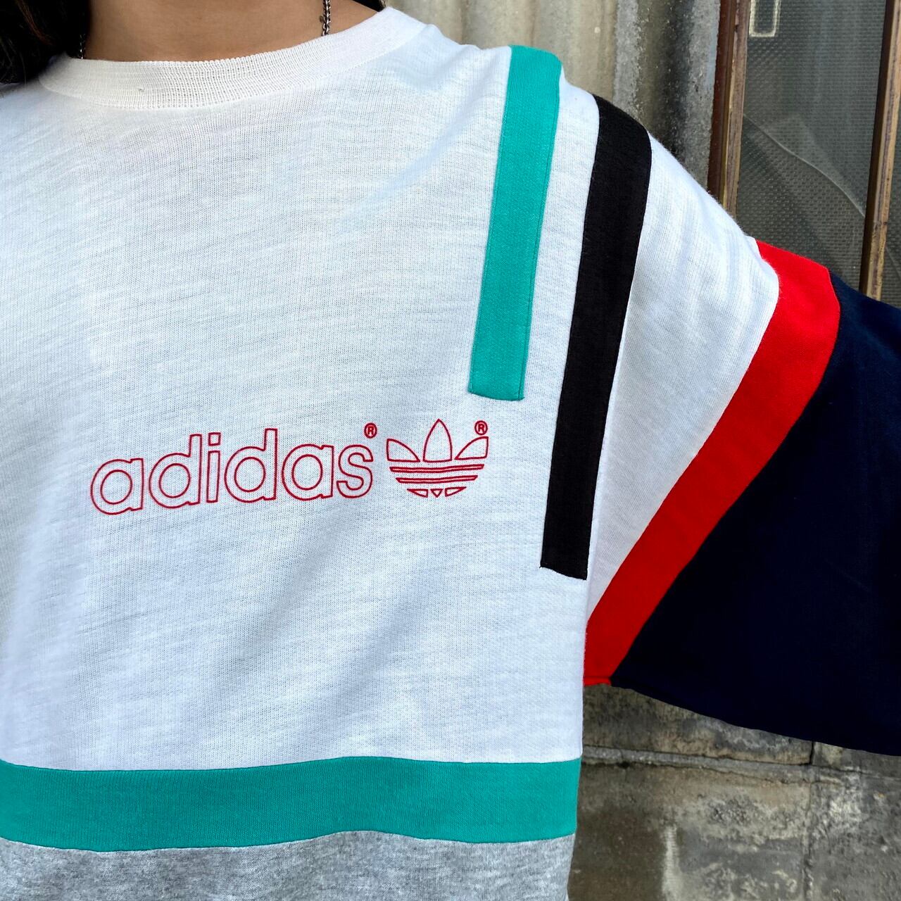 adidas 90s マルチカラースウェットシャツ