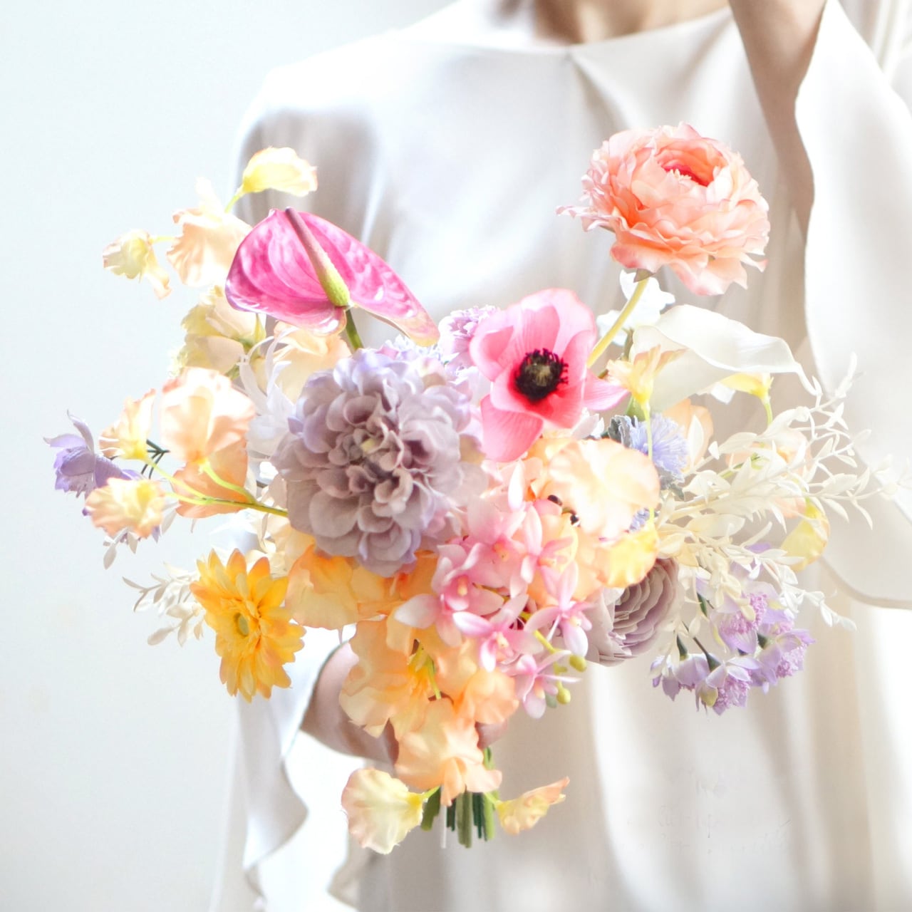 ピンクアネモネとピーチ色スイートピーの クラッチウェディングブーケ