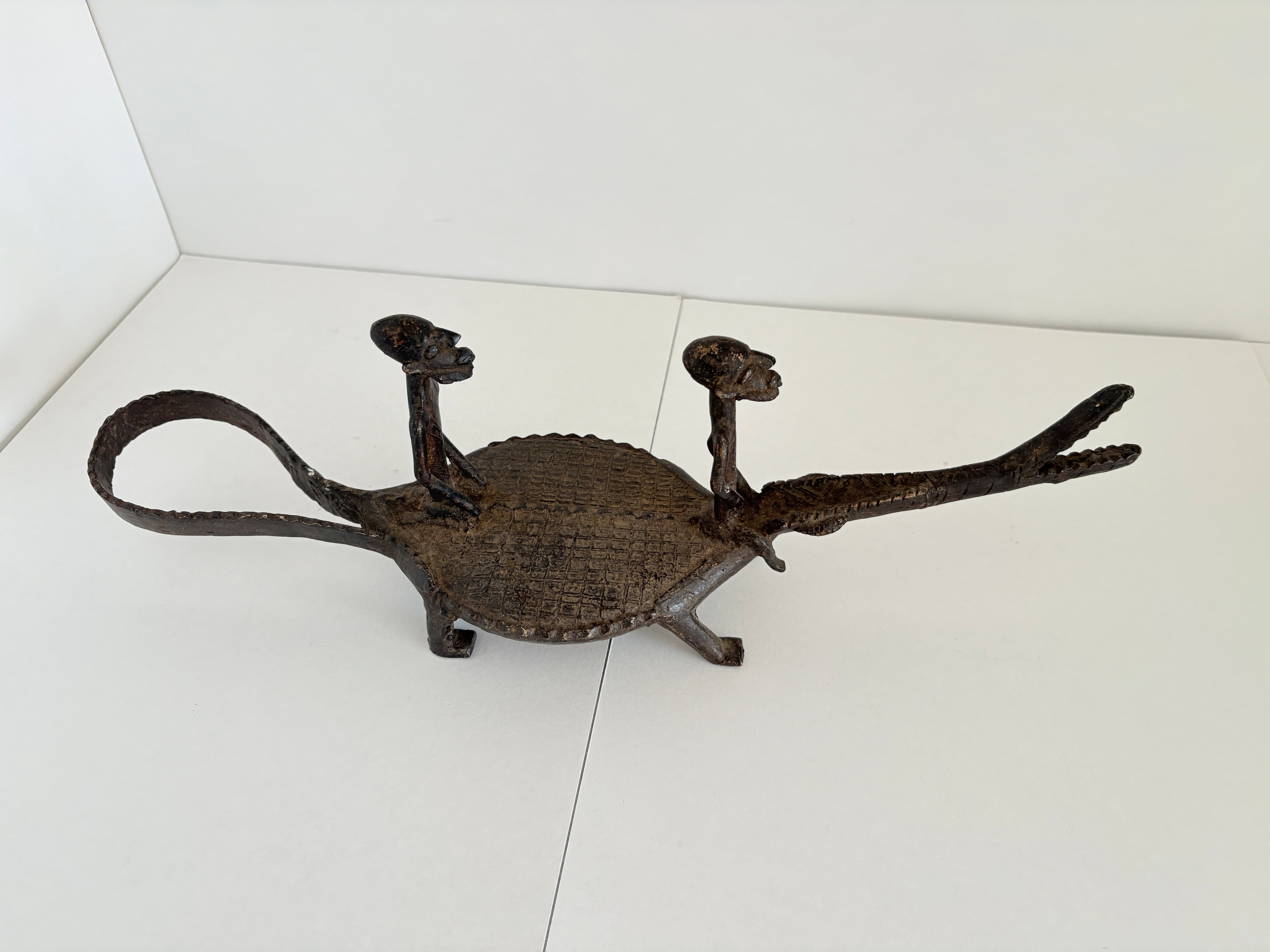 マリ　ドゴン族　金属製 亀のケース マリ共和国 ドゴン族 ブロンズ製 ワニの置物 2人 | wouet