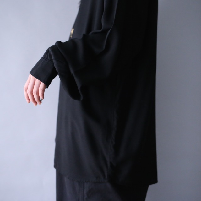 "刺繍" art motif design over silhouette black mode shirt