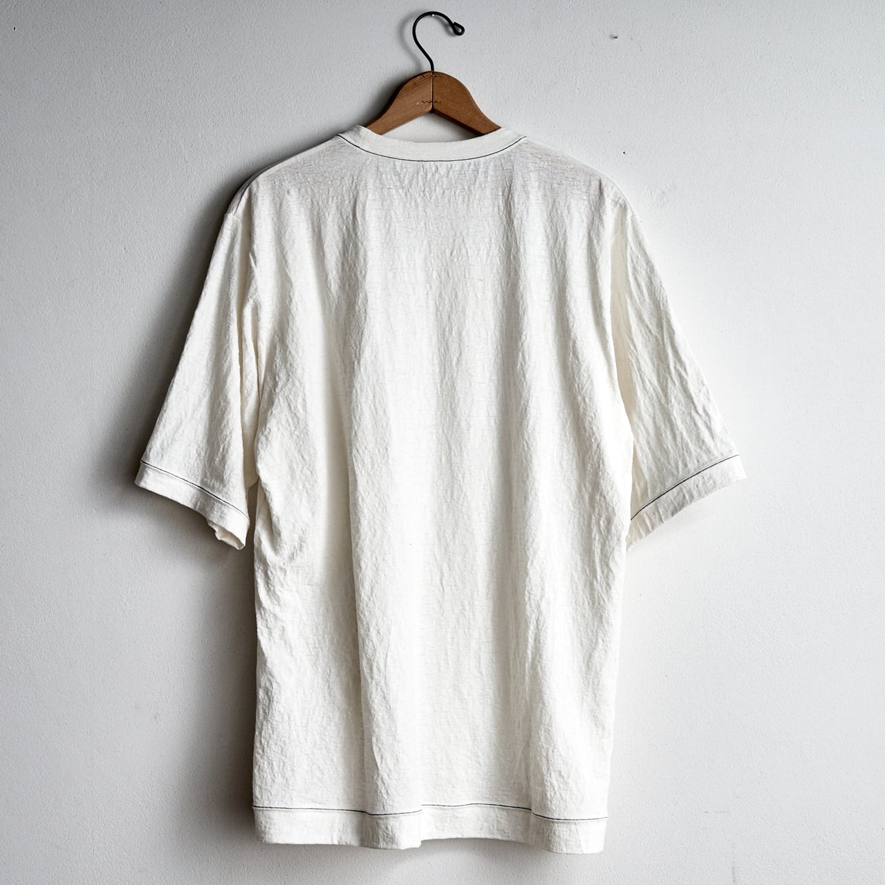 塩縮加工リネンニットTシャツ WHITE | les trois entrepôts / レ トロワ