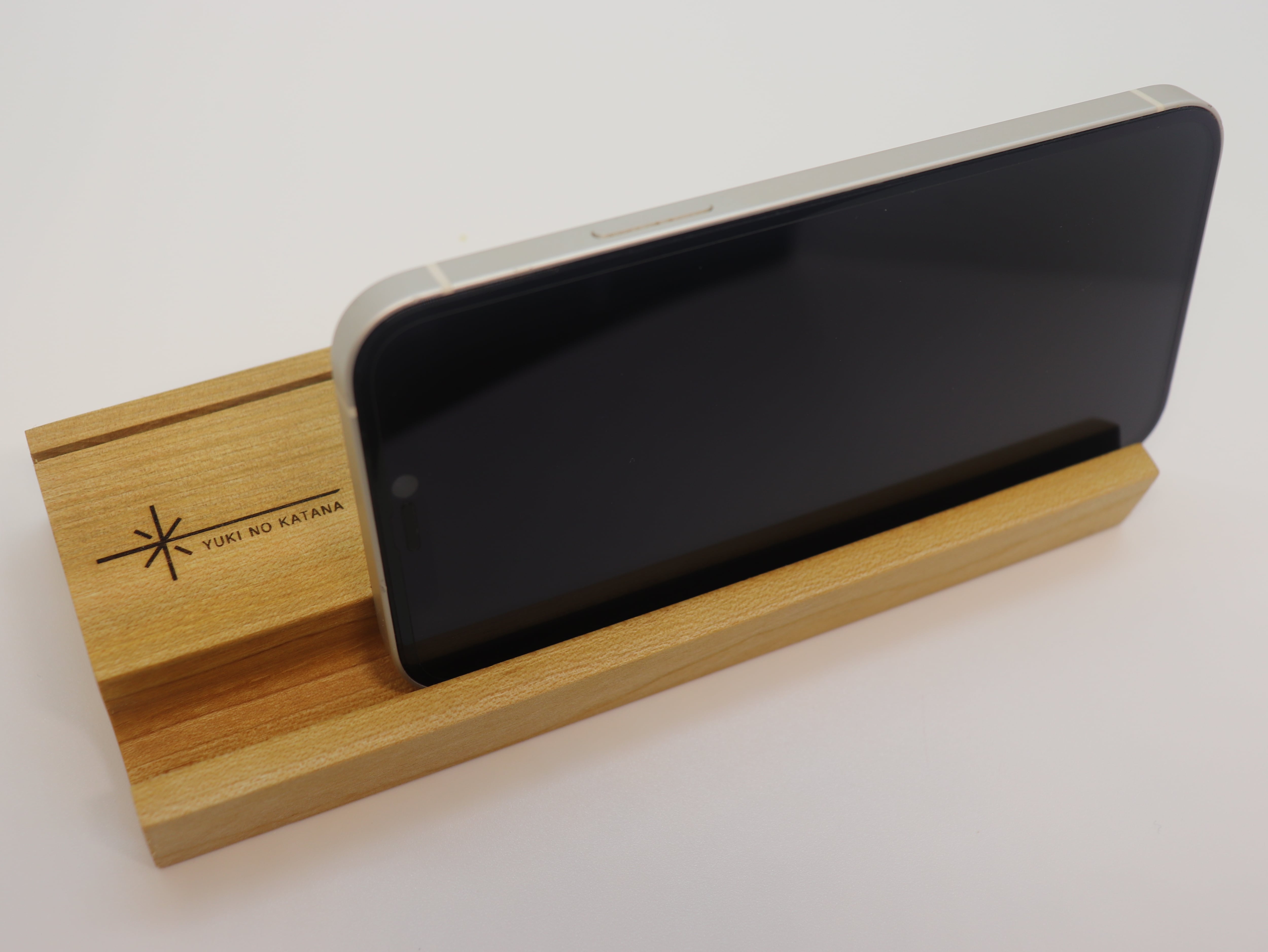 阿賀野産の山桜で作ったスマホスタンド＜YUKI NO KATANA＞ | 政治系