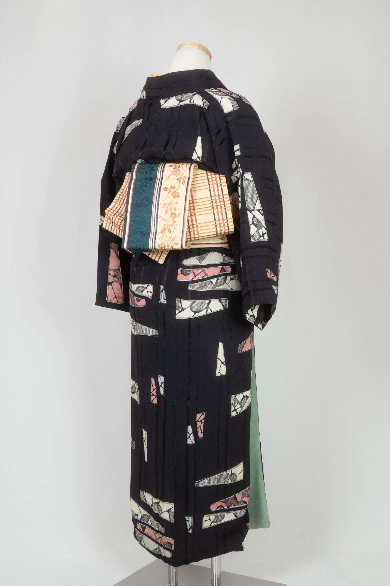 身丈140cm:黒地に格子の幾何学小紋 | casual Kimono 千梛