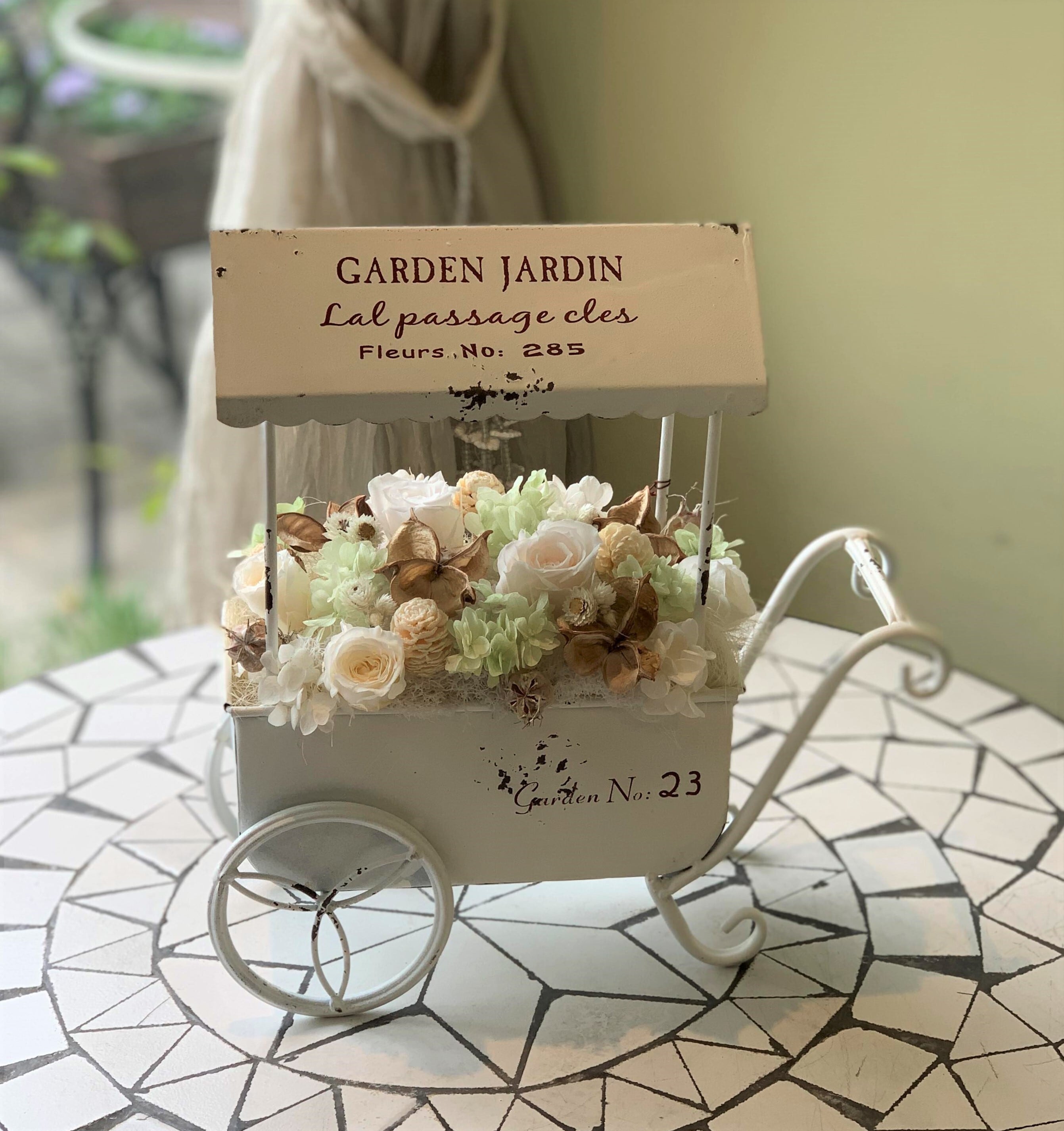 アンティーク調カートプリザーブドフラワーアレンジメント | 豊中