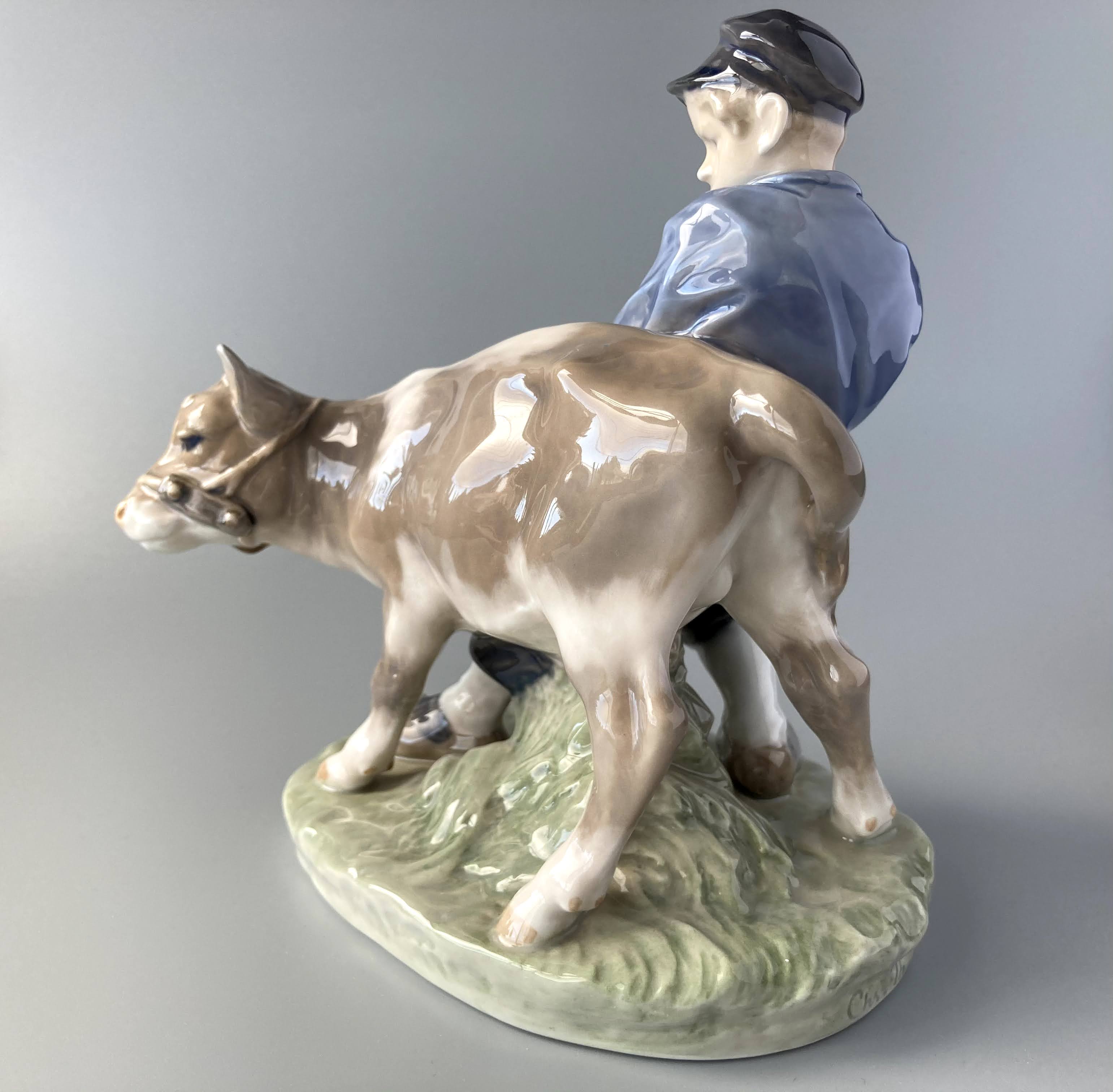 ロイヤルコペンハーゲン フィギュリン 「Boy with calf」牛飼い