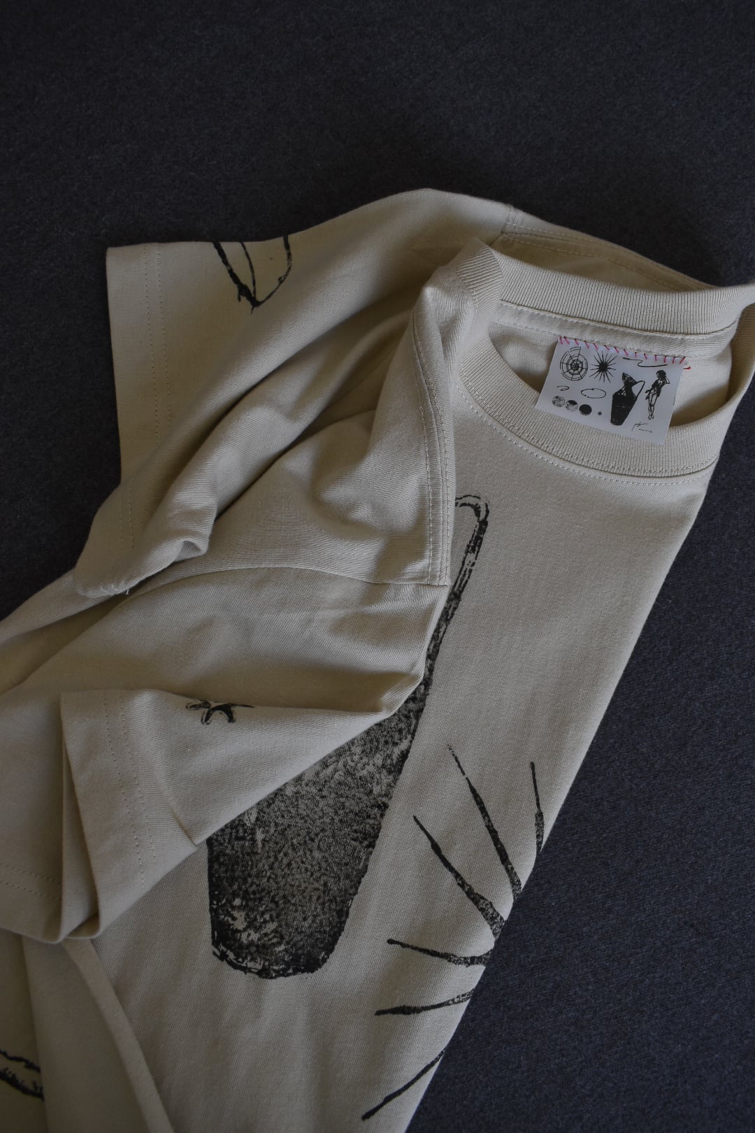即納】physis block-printed Tshirt / sand beige | physis (ピュシス)