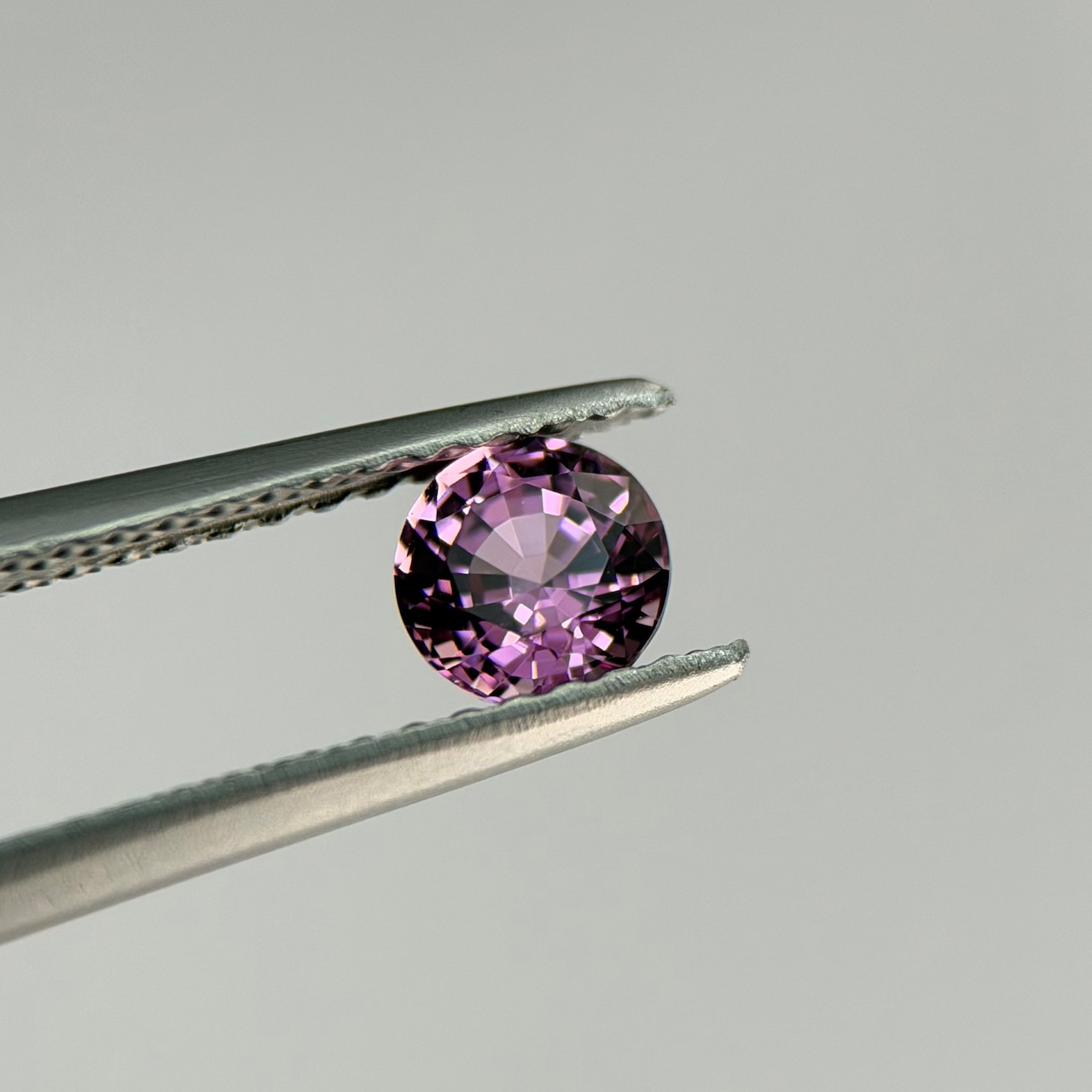 マラヤガーネット 4.5x4.5x3.1mm, 0.48ct, マダガスカル産