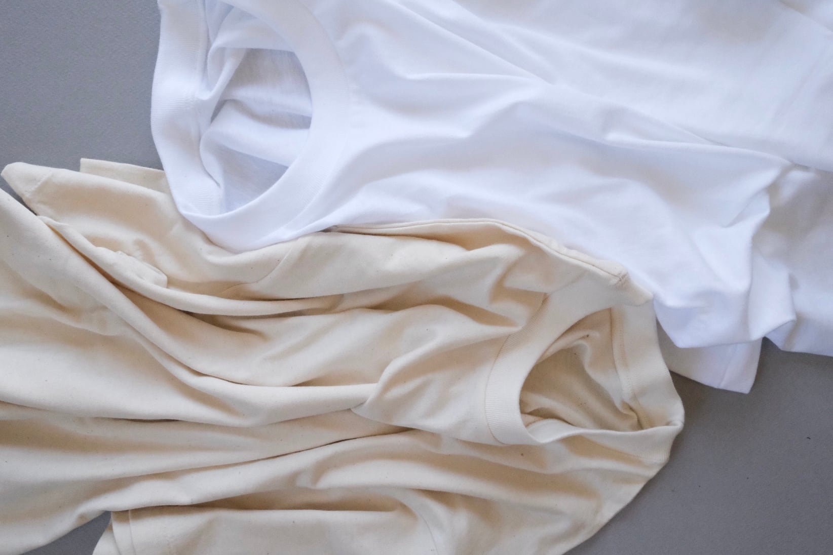 日本製Tシャツ 100% コットン ふんわり和歌山丸胴編みの20番天竺生地を使用 S, M, L, XL /  白、生成