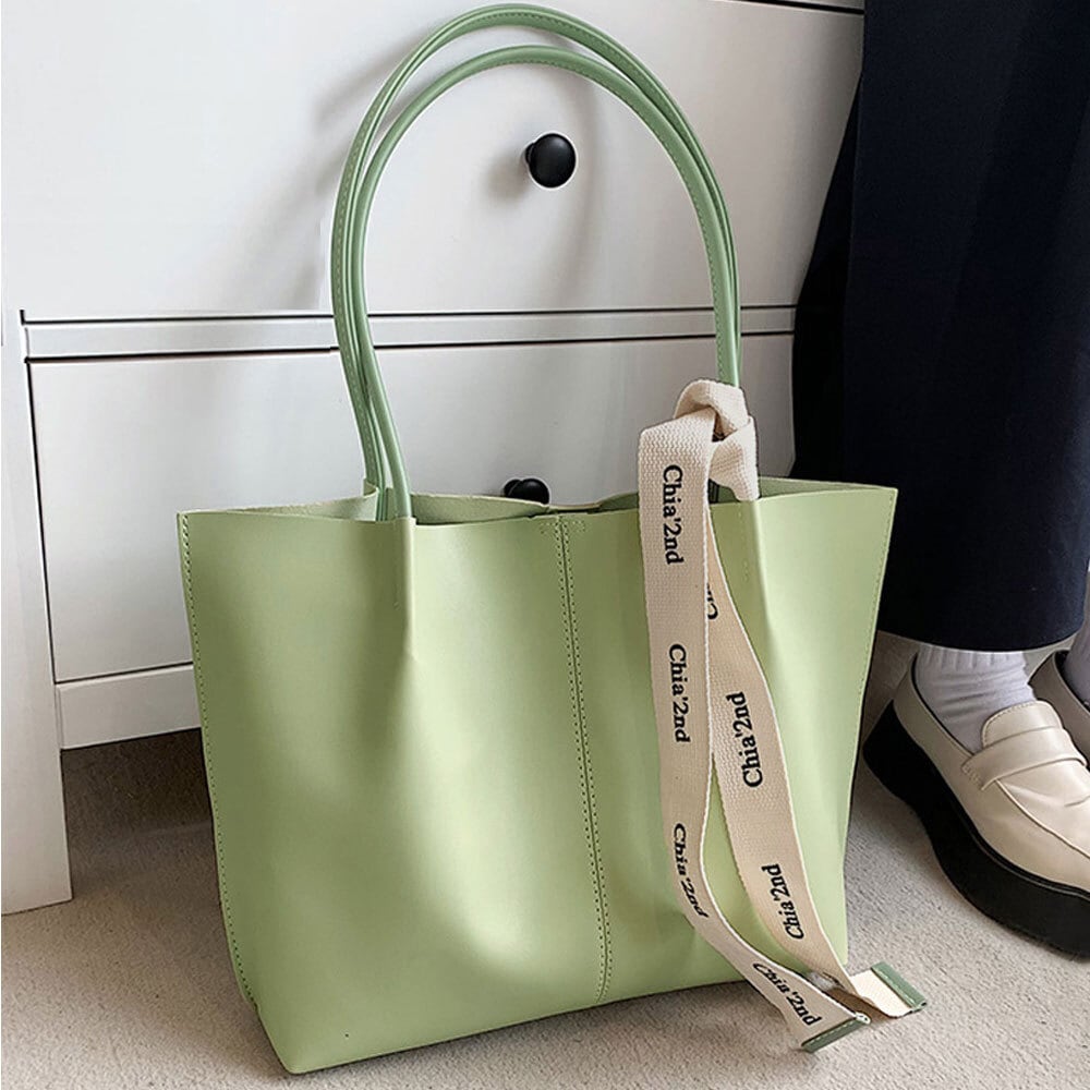 【新品同様】トリーバーチ ペリー トートバッグ レザー 肩掛け A4可 緑 新品同様】トリーバーチ ペリー トートバッグ レザー 肩掛け A4可 緑