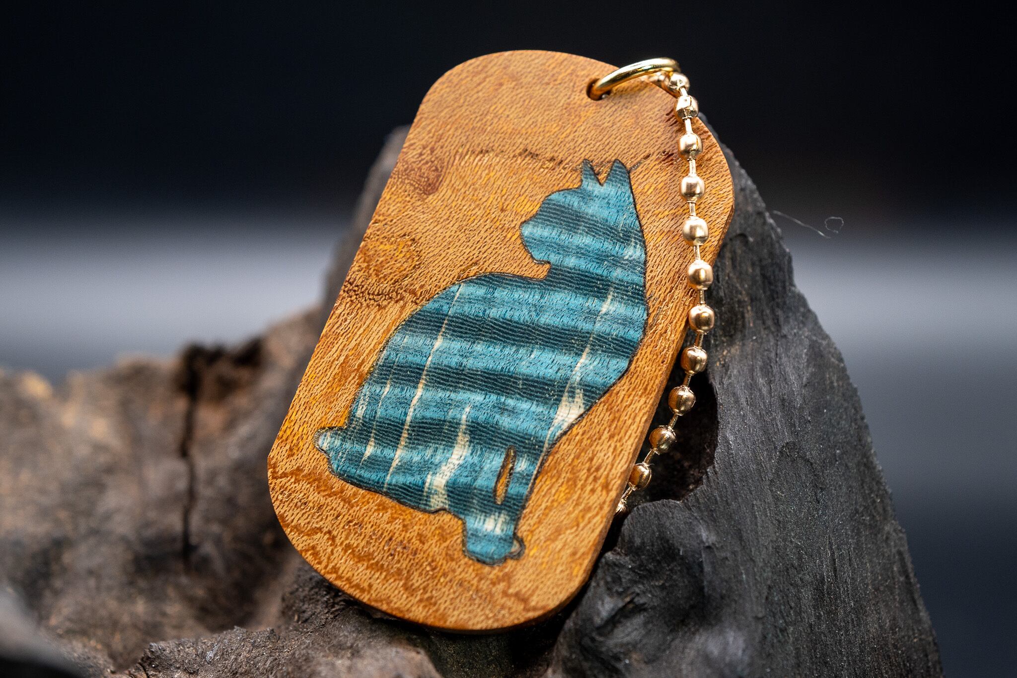 【日本を代表する巨木】欅(ケヤキ) ドッグタグ象嵌 横を向く上品な猫