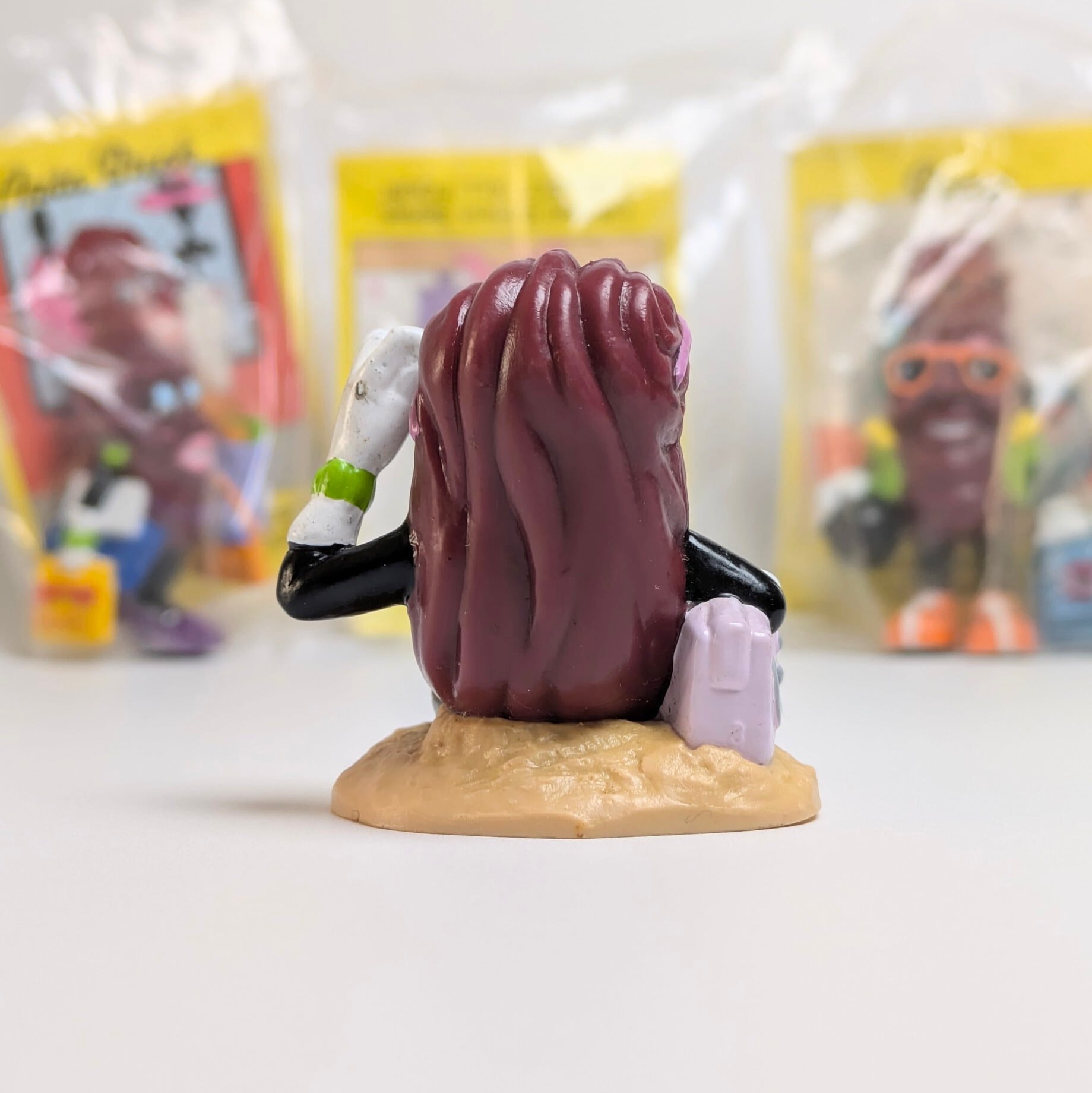 ☆ VINTAGE 1988 ☆ 【 California Raisins（カリフォルニアレーズン）】『 BEACH / ビーチ 日光浴 』 PVC フィギュア ビンテージトイ 〚アメリカン雑貨 アメトイ〛