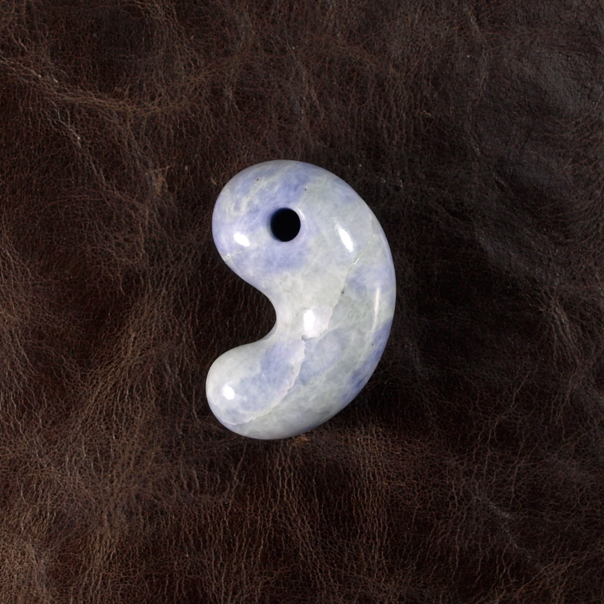 糸魚川翡翠 ラベンダー ヒスイ まがたま 勾玉 16.8g Lavender Jadeite Magatama | URUWA 工房 うるわ powered by BASE 糸魚川翡翠 ラベンダー ヒスイ まがたま 勾玉 16.8g Lavender Jadeite Magatama | URUWA 工房 うるわ powered by BASE