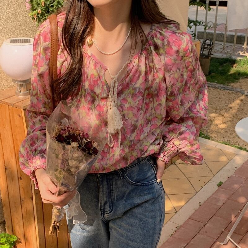 トップス レディース ブラウス シャツ 長袖 花柄 フラワー タッセル キーネック シフォン かわいい 大人可愛い きれいめ オシャレ シフォン パフスリーブ 長袖 大人 通勤 OL ゆったりシャツ カジュアル 上品 おしゃれ エレガント お洒落 かっこいい フェミニン 20代 30代 40代 オフィス ビジネス 通勤 デート お出かけ 女子会 休日 着回し 普段使い ファッション コーデ スタイル モテ 体型カバー トレンド 流行 インスタ映え ワンサイズ ピンク とろみ感 送料無料