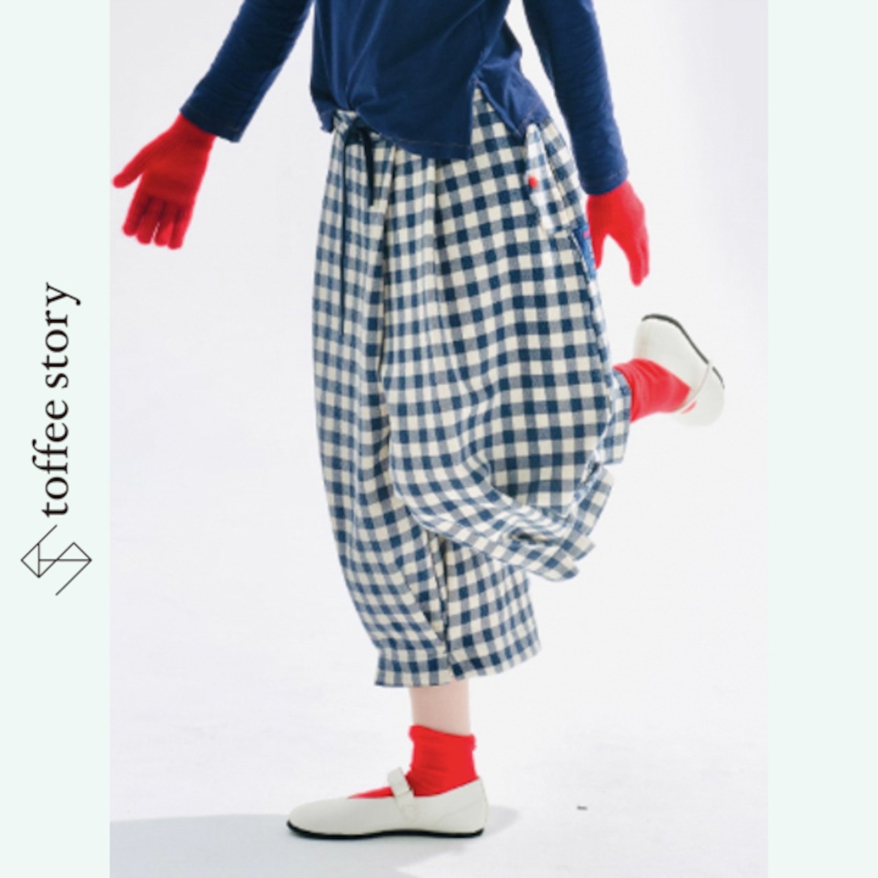 ほっこり主役、青チェックパンツ 《i0722》