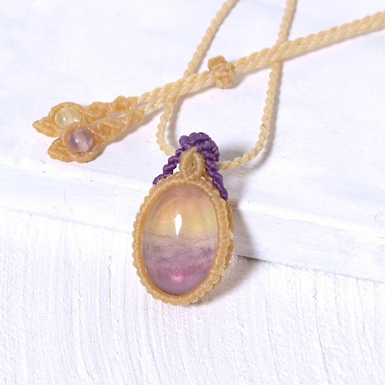 フローライトのオーバルルースを包んだマクラメネックレスNo.12(バイカラー)