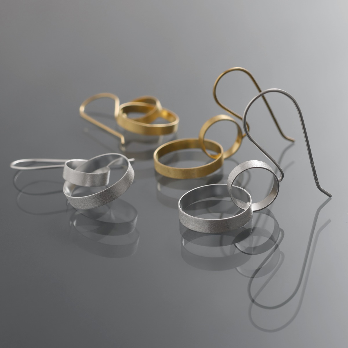 twin dancing loops earring (pierce) [ftdtf15] / YES2626 | YArKA official