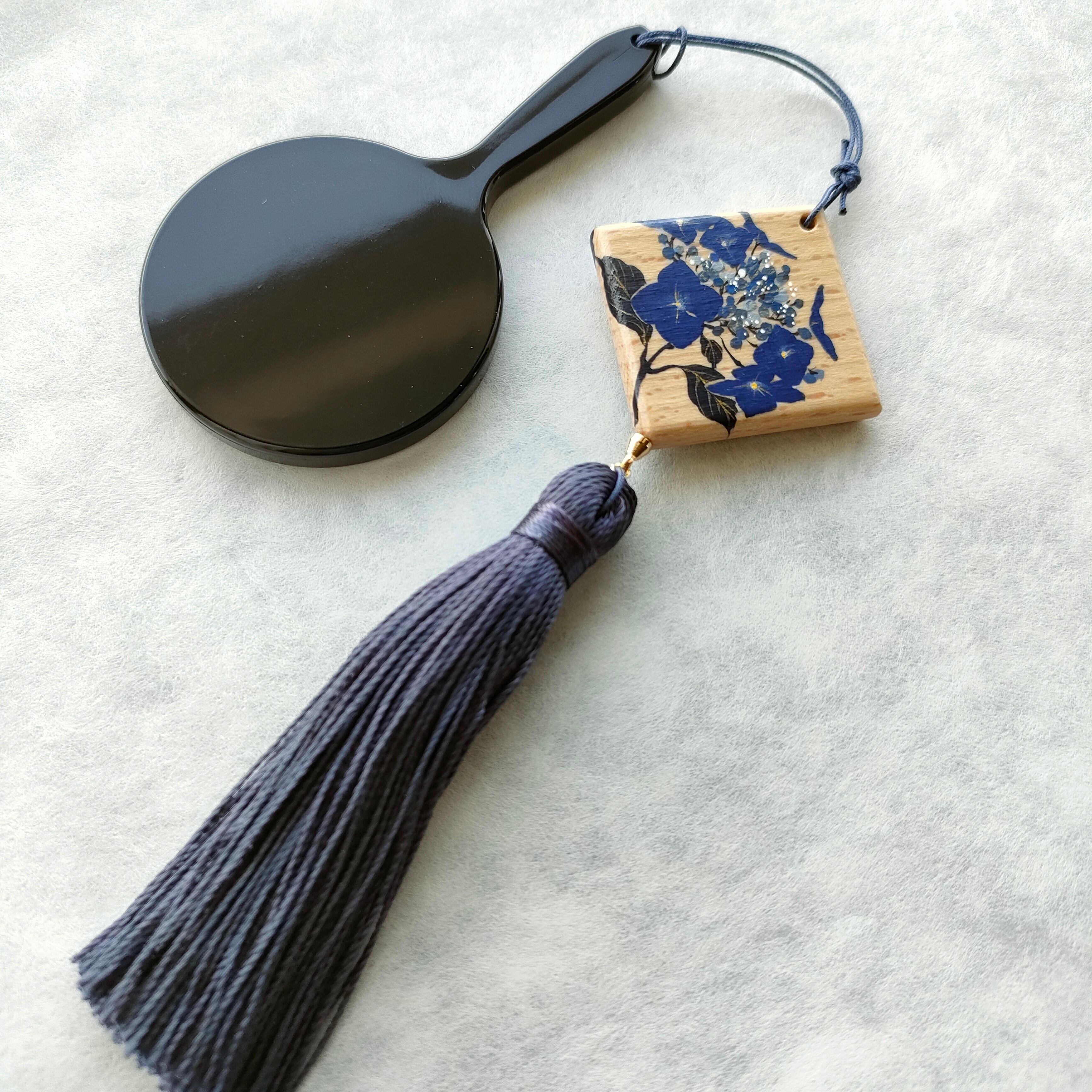 手鏡帯飾り 藍色あじさい タッセル根付 手描き絵付け 着物浴衣 | 絵