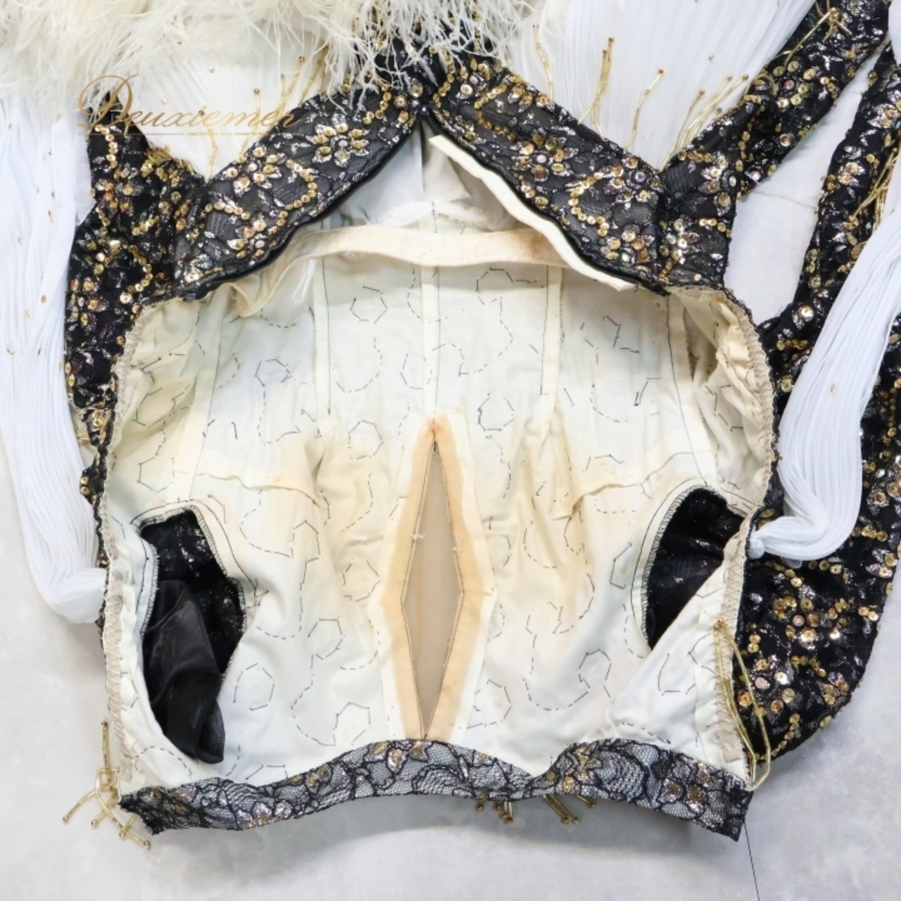 社交ダンス 衣装 スタンダードドレス ワンピース ドレス ブラック系 ホワイト系 黒 白 ファー プリーツ デモ 競技 ダンス パーティ 発表会 スパンコール 華やか ボリューム おしゃれ イベント用 フォーマル