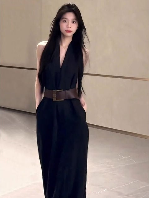 黒の洗練されたVネックホルターネックドレス、2025年夏の新作