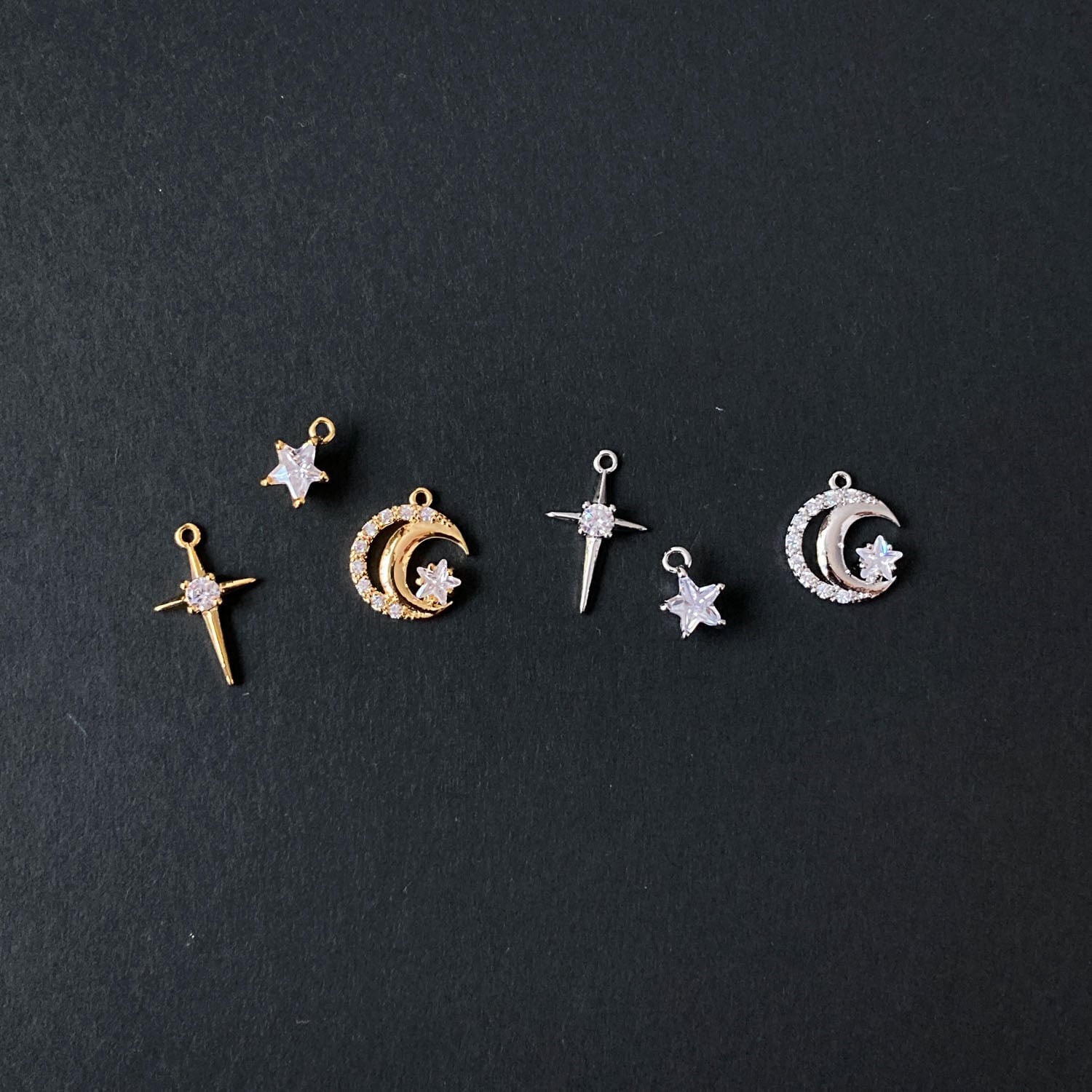 十字星のジルコニア付きメタルチャーム（16K/プラチナメッキ） | Dua