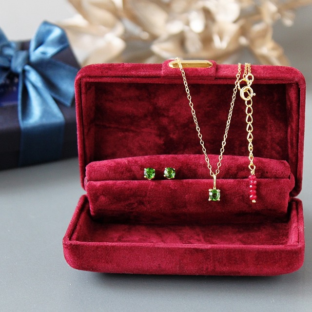 クロムダイオプサイドのひと粒ピアス｜4mm｜選べるピアス金具 アレルギー対応