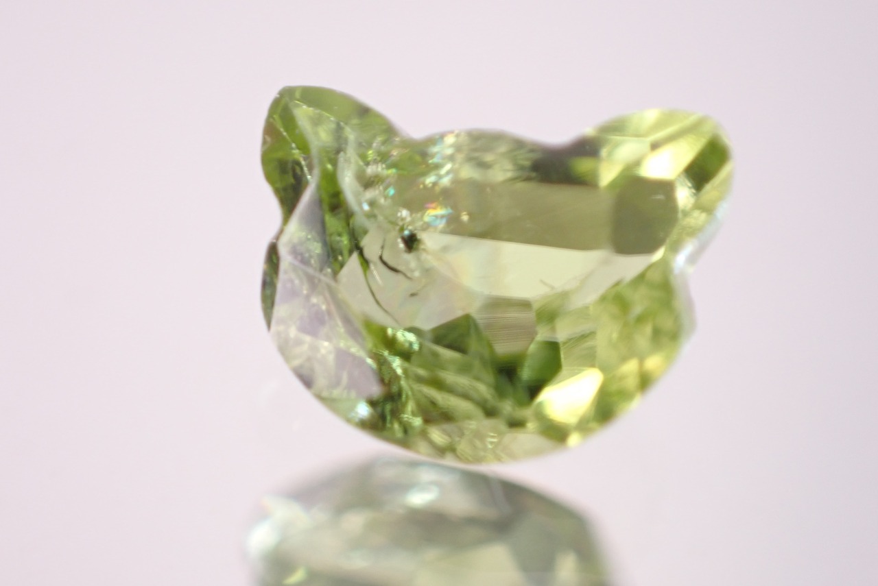 ペリドット(猫カット)　0.72ct　[D2-415]
