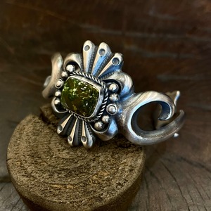 ハリソンビソイ(HarrisonBitsue) ロイストンキャストバングル