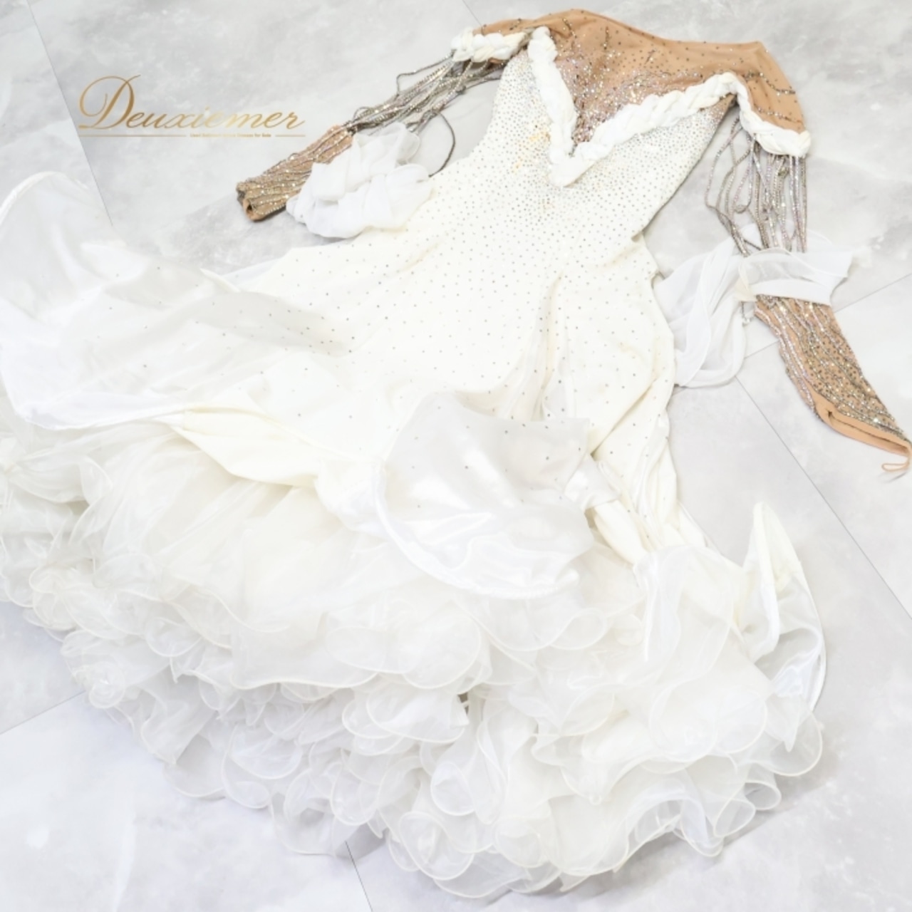 社交ダンス 衣装 クリスアン chrianne スタンダードドレス ワンピース ドレス スタンダード 白 フロート レース ゴージャス デモ 競技 ダンス パーティドレス パーティ イングランド製 発表会 ホワイト系 ストーン エレガント フォーマル おしゃれ かっこいい パフォーマンス用 高級感 競技会用