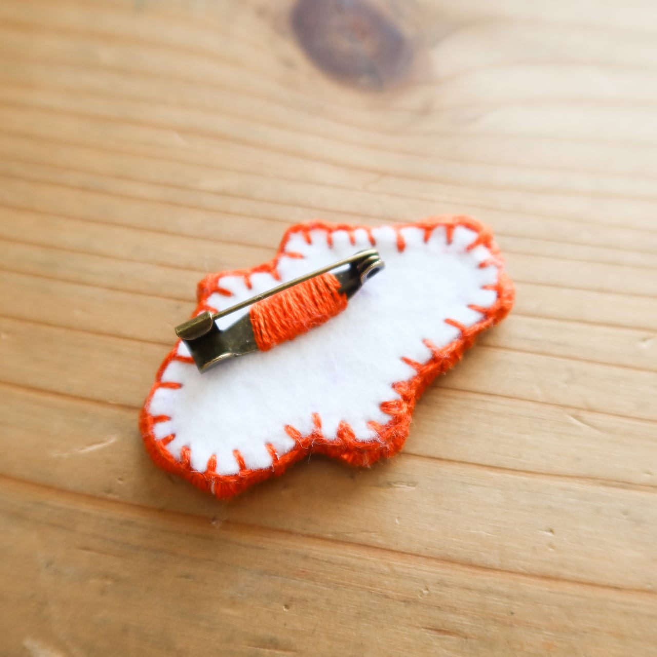 受注生産】べろねこ刺繍ブローチ | 森野ひにち オンラインショップ