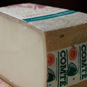 フランス産 コンテ AOP 8ヶ月熟成 チーズキューブ 300g（2cm角）｜グラスフェッド・フレッシュカット・ワインやチーズボードに最適    French Comte AOP Cheese Cubes 300g (2cm Cut) – Aged 8 Months | Grassfed | Fresh Cut