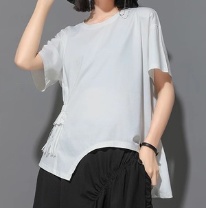 レディース トップス シャツ カットソー Tシャツ 半袖 ラウンドネック 襟なし アシンメトリー タッセル かわいい 大人可愛い きれいめ 上品 おしゃれ こなれ感 個性的 モード系 エレガント 存在感 都会的 無地 春 夏 秋 ロングシーズン デート お出かけ イベント 女子会 休日 ショッピング お花見 合コン コンパ カフェ 韓国 オルチャン コーデ プチプラ 普段使い 着回し モテ 清楚 インスタ映え M L XL 小さいサイズ 大きいサイズ ブラック オフホワイト ベーシックカラー