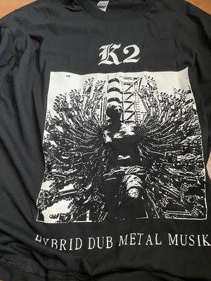 K2 “Hybrid Dub Metal Music” Tシャツ。