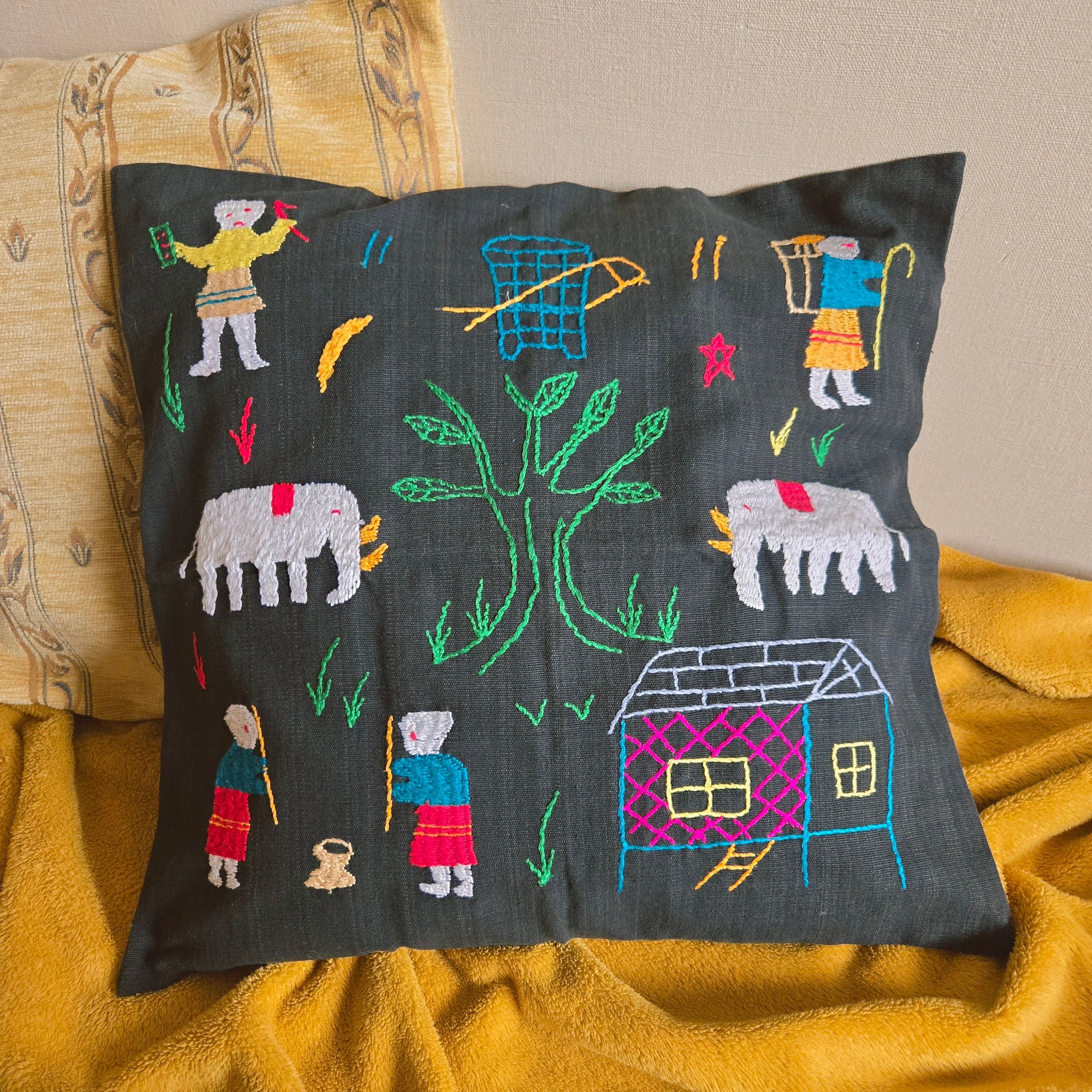 ミャンマー ナガ族手刺繍クッションカバー | gururi