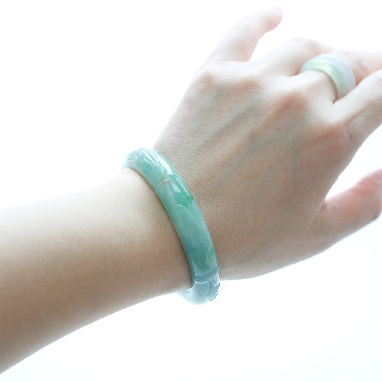 【内径 55.4mm】翡翠彫りバングル A貨翡翠 jd_bg1302